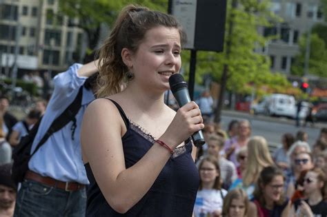 Luisa neubauer was born on april 21, 1996 in hamburg, germany. Fridays for Future: Luisa Neubauer hält Flughafenblockaden ...