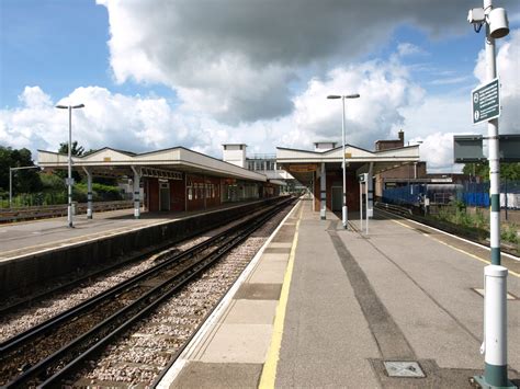 Horsham Railway Station © Andrew Abbott Cc By Sa20 Geograph