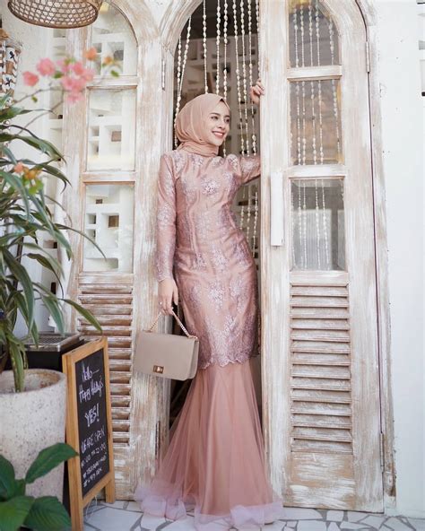 Kebaya duyung hits 2020 selain kebaya yang dipadukan dengan jarik, ada lo kebaya modern buat tampilanmu dengan kebaya modern duyung makin ceria dengan dominasi warna pink, yuk! 45+ Model Baju Brokat Gamis Atasan Modern Terbaru 2020