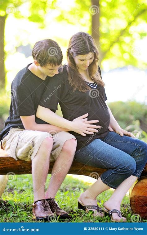 couples enceintes heureux image stock image du bonheur 32580111