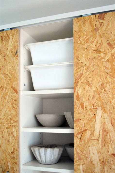 Welche vorteile diese garderoben noch haben und welche modelle es gibt, erfährst du hier die freie stellfläche auf dem boden kannst du gut nutzen, wenn du die garderobe an der wand anbringst. This IKEA hack instantly transforms the BILLY bookcase ...