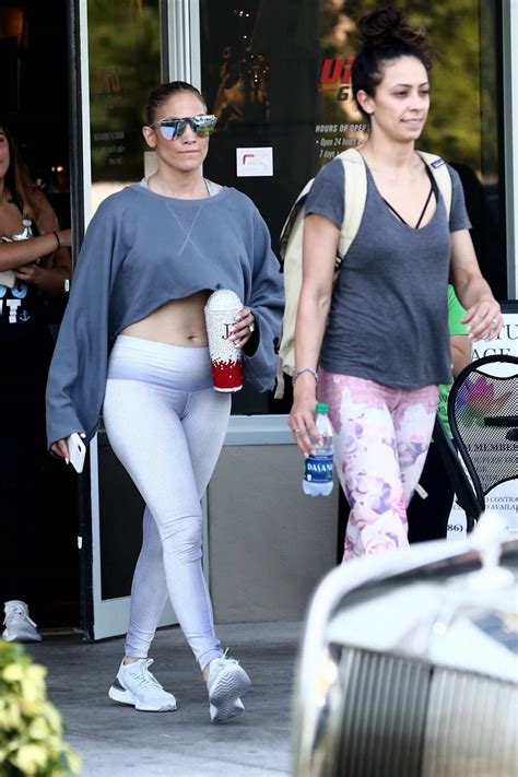 Jennifer Lopez Shows Off Toned Abs In A Cropped Top And Leggings While Leaving The Ufc Gym In