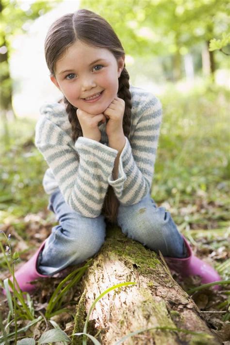 der junge im wald der auf einem baum sitzt stockbild bild von familie grün 103032711