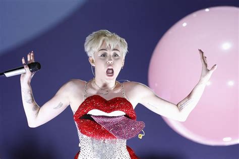 Miley Cyrus La Provocatrice à Nouveau Sur Scène