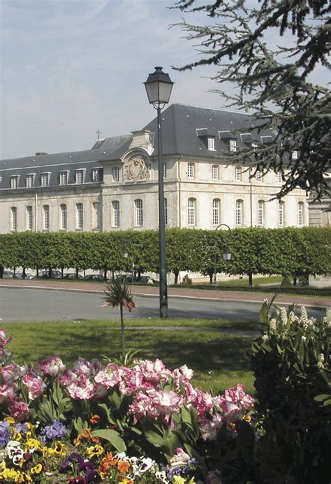 Il y a un monoprix pour les petites courses et de nombreuses boulangeries/patisseries. Saint-Cyr-l'École - Versailles Grand Parc