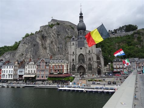 Dinant has a striking setting, strung along a riverbank under spectacular cliffs. Dinant la pépite belge - PepetteEnVadrouille
