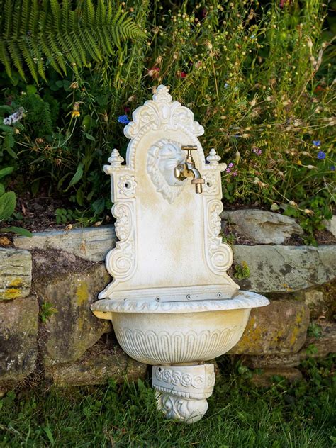 Kunststoff wie polypropylen, edelstahl, granit oder gusseisen sind unempfindlich gegen anhaltende feuchtigkeit, rost und frost. Pin di Gartenbrunnen, Waschbecken, Brunnen, Wasserhahn ...