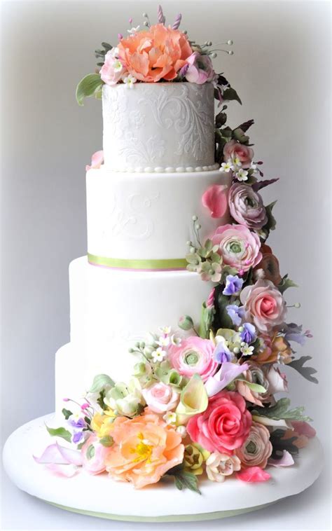 25 Delightful Wedding Cakes With Cascading Florals