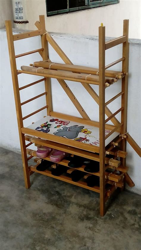 Ia digunakan sebagai rak kasut. blog kite sekeluarga: diy rak pokok + rak kasut