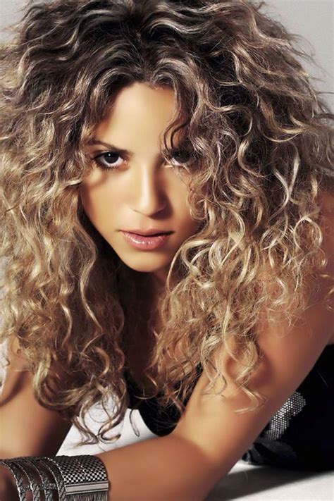 Shakira Love Her Hair And Color Shakira Hair Curly Hair Styles Hair Styles