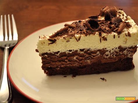 Provate a preparare la torta al cioccolato con il bimby oppure il gelato al puffo, un'idea davvero sfiziosa. Torta mousse triplo cioccolato - Ricetta | TrovaRicetta.com