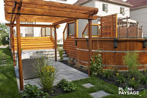 Petit abri de jardin en bois. Petite cour avec piscine hors-terre