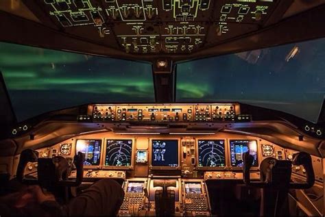 1600 x 1079 jpeg 227 кб. Boeing 777 Cockpit view Polar lights aurora borealis