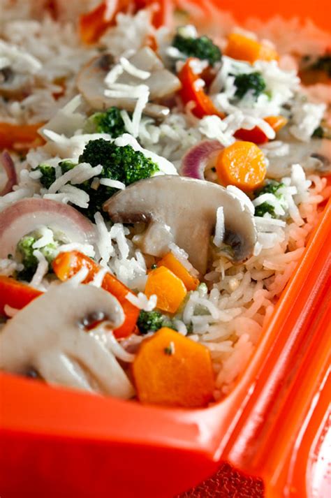 Coloca la tapa y selecciona la variedad de arroz en la olla. Arroz basmati con verduras en el microondas - PequeRecetas