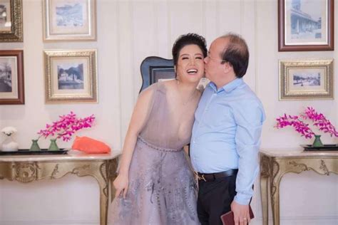 Trong buổi live của mình, bà đã bóc trần rất nhiều sự thật, liên quan đến nhiều nghệ sĩ đình đám như hoài linh, đàm vĩnh hưng,… tuy nhiên thông tin được chú ý nhất lại là. Cuộc tình của Đinh Hiền Anh và chồng Thứ trưởng Tài chính ...