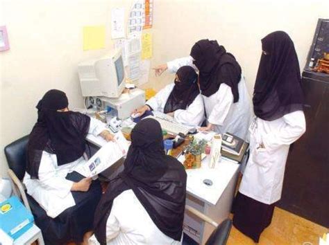 ممرضات سعوديات يعبثن بوجه طفل رضيع وصحة الطائف توقفهن عن العمل وتطورات جديدة اليوم