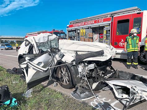 Tödlicher Unfall Auf A 5 Autofahrer Stirbt Bei Achern Drei