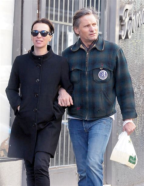 la discreta vida de viggo mortensen y ariadna gil en madrid paseos con el perro tardes de cine