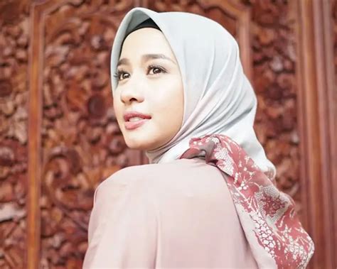 Inspirasi Hijab Simpel Dari Laudya Cynthia Bella Yang Bisa Kita Tiru