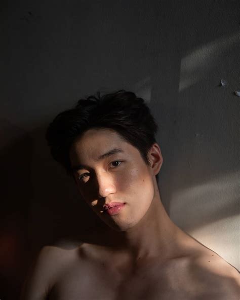 ‍♂ รองทรงต่ำแสกข้าง แบบของคุณ แบงค์ ธิติ เป็นทรงที่เรียบง่าย มีความเบาสบาย แต่ยืดหยุ่นมาก เพราะสามารถเซ็ตทรงเท่ๆ ออกมาได้หลายสไตล์ทีเดียว. อัลบั้มภาพ แอฟ ทักษอร คัมแบ็กละครใหม่ ประกบคู่ ต่อ ธนภพ ลง ...