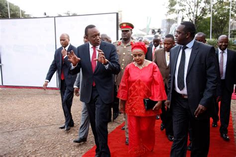 Elsa majimbo подлинная учетная запись @elsaangel19. Photos - President Kenyatta at The Groove Awards