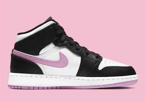 Dope Air Jordan 1 Mid For Girls Keeps It Classic With Black And Arctic