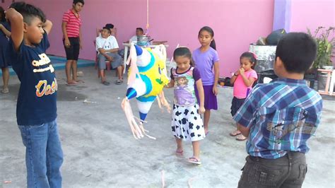 Mis Niños Rompiendo Piñata Youtube