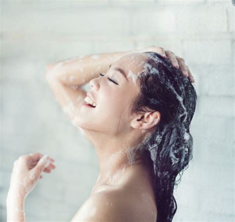 Asian Women Bathing And She Was Bathing Premium Photo Freepik
