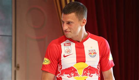 Maybe you would like to learn more about one of these? Red Bull Salzburg präsentiert neues Trikot für Saison 2019/20