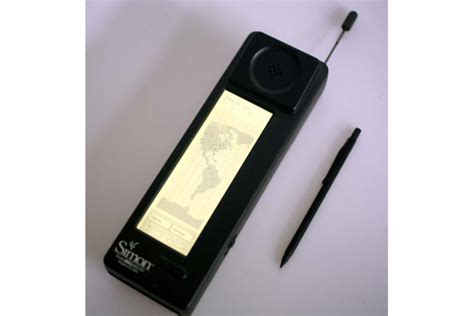 Ibm's simon was the first phone to meld together the functions of a cell phone and a pda, and it launched with the price tag of $899 with a service contract ($1,435 in today's dollars), according to byte magazine. MkjwE: أول جهاز تليفون يعمل باللمس في العالم 1968