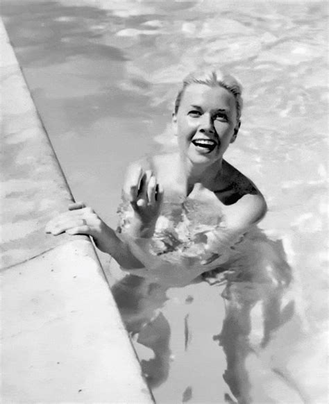 Doris Day In Her Home Swimming Pool In 1953 The Year She Made Calamity Jane Dory Pinup