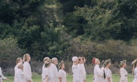Midsommar starts off with the tragic deaths of the protagonist, dani's (florence pugh), mother, father, and sister. Did You Spot Any of the Creepy Hidden Faces in 'Midsommar ...