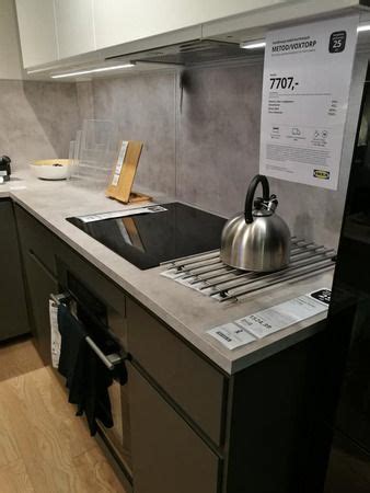 Vi hylder det ægte, uperfekte liv og inviterer danskerne til at åbne døren til deres hjem, så vi kan vise hinanden, hvordan vi i virkeligheden bor. 10 hjem med IKEA Voxtorp kjøkken i 2020 | Minimalistisk, Ikea