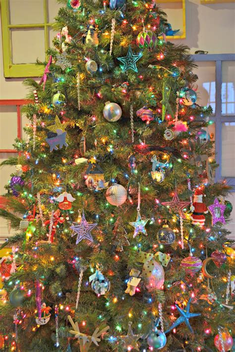Xmas tree decorating themes are celebration essentials that you must opt for if you desire superior decoration during the holidays. 38 Christmas Tree Decorating Ideas For Kids - Decoration Love