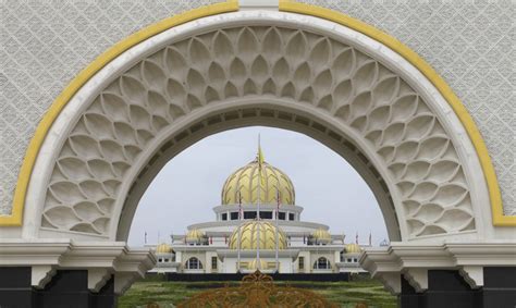 Malaysia's king, sultan muhammad v, has unexpectedly abdicated in an historic first. Malaysia's new monarch, Sultan Muhammad V of Kelantan ...