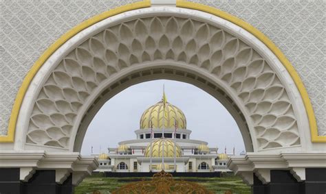 Sultan of kelantan who assumed the title in september 2010, succeeding his father, sultan ismail petra. Malaysia's new monarch, Sultan Muhammad V of Kelantan ...