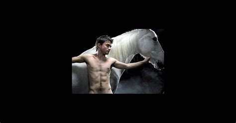 Daniel Radcliffe dans la pièce Equus Purepeople