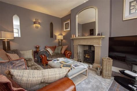 Forward helix snug and triple lobe piercing. The snug room has an additional wood-burner and huge TV ...