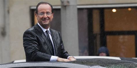 François Hollande Président De La République Sous La Pluie