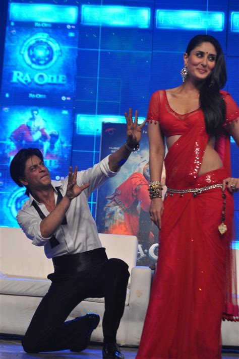 Shah Rukh Khan And Kareena Kapoor Dancing On Chammak Challo Song 5 Rediff Bollywood Photos On