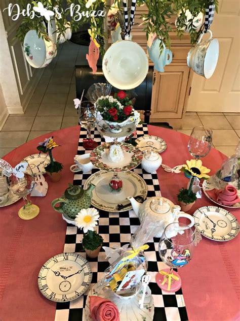 Alice In Wonderland Table And Party Favors Debbees Buzz Alice In