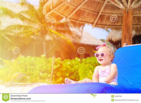 Śliczna Mała Dziewczynka Na Lato Plaży Zdjęcie Stock Obraz złożonej z