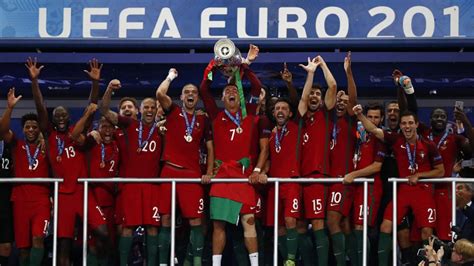 Portugal controla el balón y no quiere arriesgar. Portugal se corona por primera vez campeón de la Eurocopa ...