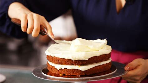 Icing A Cake With Cream Cheese Frosting Cake Decorating Youtube