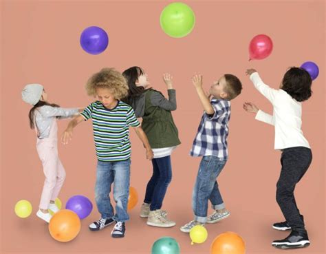 Tres Feliz Poco A Los Niños Jugando Con Globos De Colores