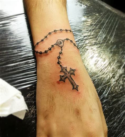 Sep 05, 2019 · while the design is simple a tattoo that requires full coverage of black ink will be an intense experience for a first timer. 225 Simple Tattoos: Going Simple And Meaningful - Prochronism