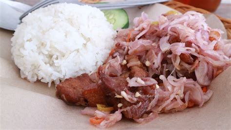 Sekilas mirip dengan pepes atau bothok, tum ayam khas bali ini adalah salah satu kuliner yang cara pengolahannya dikukus. Kekenyangan Nge-Babi di Warung Cahaya Kuta, Bali
