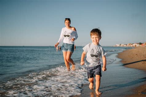 Madre E Hijo Jugando En La Playa Al Atardecer Concepto De Familia