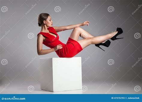 Photo De Mode De Jeune Femme Dans La Robe Rouge Image Stock Image Du Renivellement