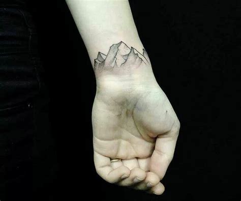 Beim golferarm treten die schmerzen daher vor allem beim beugen des unterarms und der hand auf, auch der faustschluss ist schmerzhaft. Tattoo am Handgelenk - 40 coole Ideen für Frauen und ...